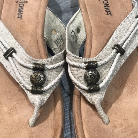 Minnetonka Natural Wheat & Medal Embellishments Flip Flop Sandals size 9 - Picture 2 of 9